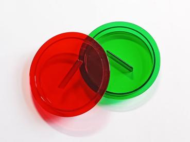 Ansicht der beiden transparent-farbigen Kunststoffdeckel
