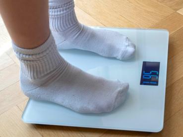 Preview: IKONN SB-1 Personenwaage Preview: Anwendungsbeispiel wo eine Persone auf der Waage steht