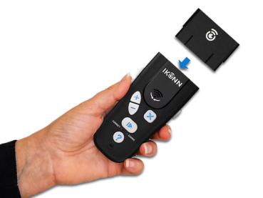 Hand hält ein schwarzes IKONN-Gerät mit mehreren Tasten, über dem ein aufsteckbares Farbsensor-Modul mit einem Pfeil nach unten schwebt