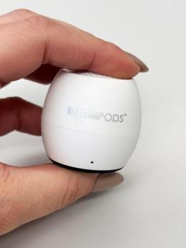 Preview: Eine Hand hält den Lautsprecher, wodurch man sieht, wie klein der Speaker ist.