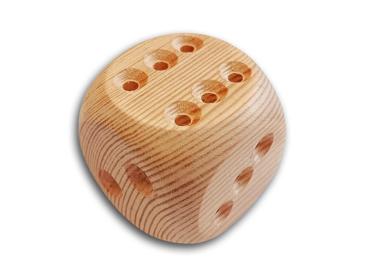 Gesamtansicht des großen Holzwürfels