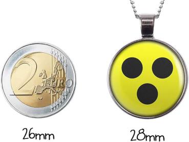 Preview: Vergleich zwischen einer 2-Euro-Münze mit 26 mm Durchmesser und einem Anhänger mit Blindenabzeichen von 28 mm Durchmesser an einer Kette.