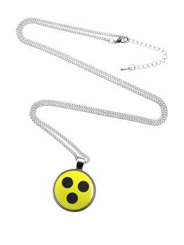 Silberne Kette mit rundem Anhänger, der ein gelbes Blindenabzeichen mit drei schwarzen Punkten zeigt.
