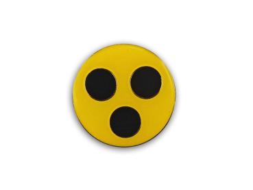 Frontansicht des Ansteckers mit 3 schwarzen Punkten