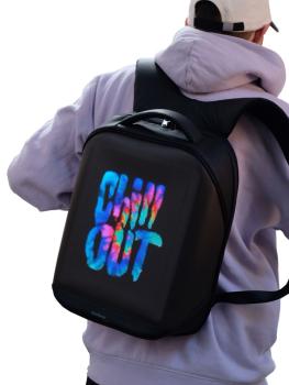 Preview: Alltagsbeispiel, wie ein Mann den Rucksack trägt.