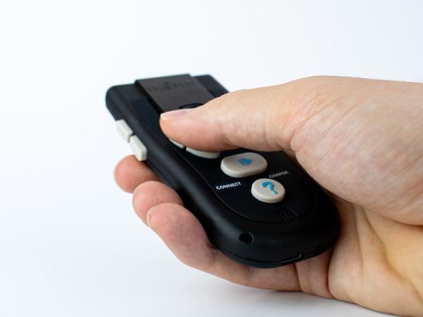 Anwendungsbeispiel wie eine Hand den Controller bedient