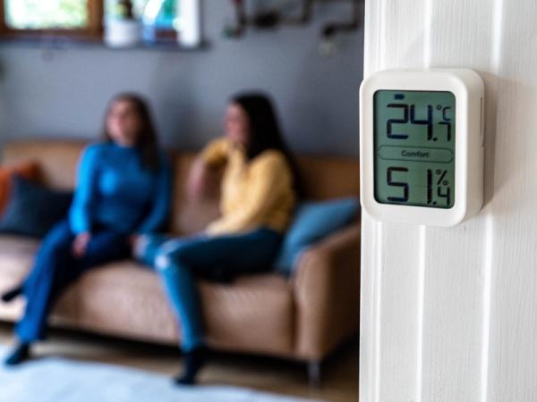 Anwendungsbeispiel des Raumthermometers an einer Wand